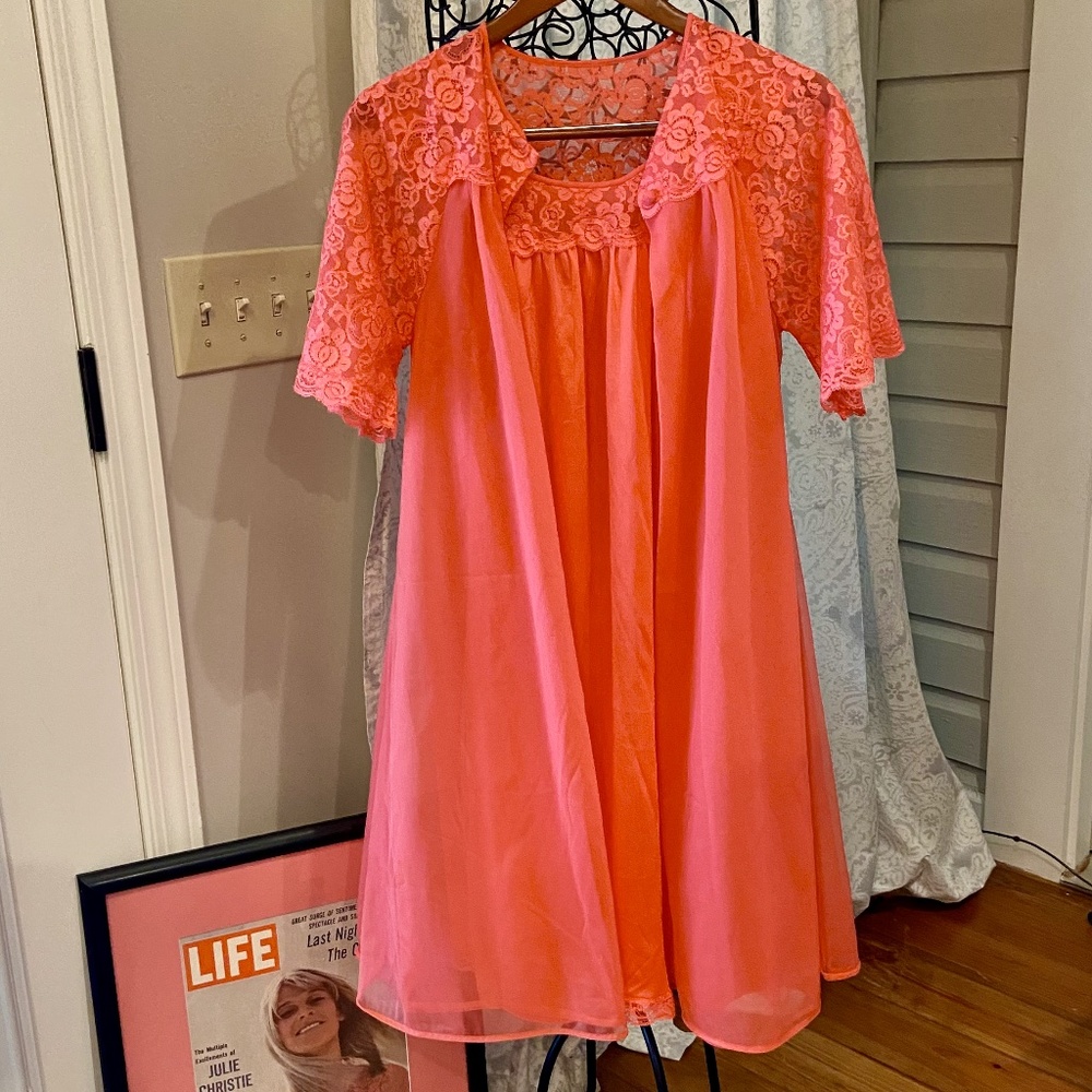 JA5-Vintage 1960'S Coral Chiffon/Lace Peignoir/Gown & Robe Set